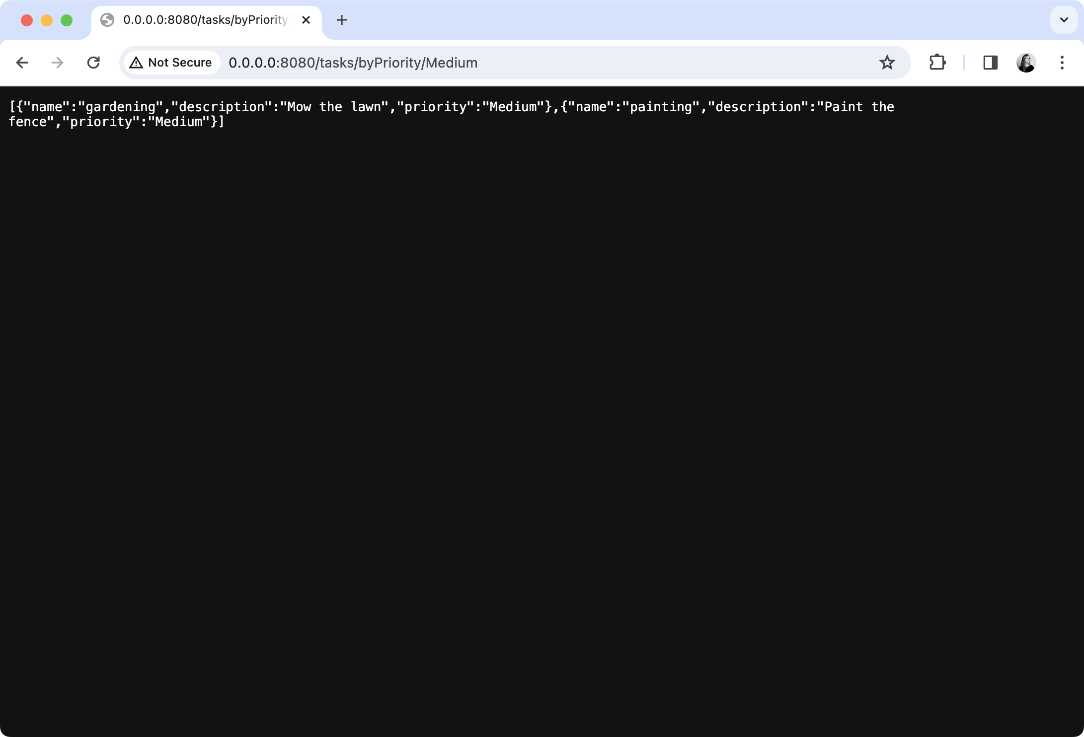 显示具有 Medium 优先级任务的 JSON 格式的浏览器窗口